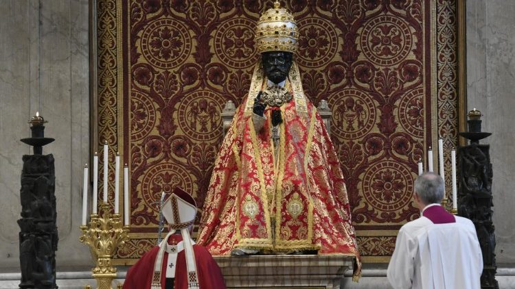教皇フランシスコ　2020年6月29日　バチカン・聖ペトロ大聖堂の聖ペトロ像前で