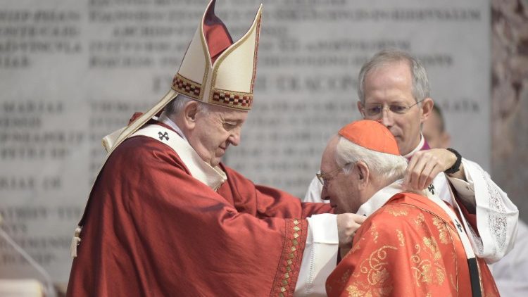 Papst Franziskus überreicht dem neuen Kardinaldekan Giovanni Battista Re das Pallium