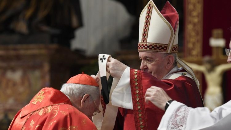  Papež Frančišek podeljuje palij kardinalu Giovanniju Battisti Reju