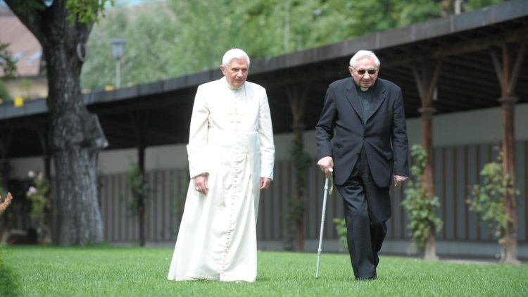 Đức nguyên Giáo hoàng Biển Đức XVI và Đức ông bào huynh Georg Ratzinger
