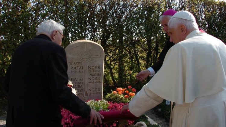 Broliai Ratzingeriai prie šeimos kapo