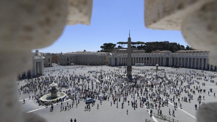 Pilgrimer samlade på Petersplatsen vid påvens Angelus 5 juli 2020