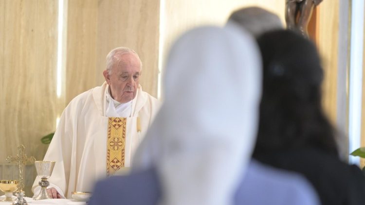 Påven Franciskus firar mässan i Sankta Marta till minnet av sitt besök i Lampedusa 2013