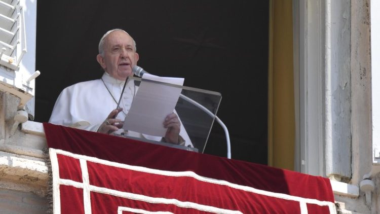 Papež Frančišek med opoldansko molitvijo Angel Gospodov.