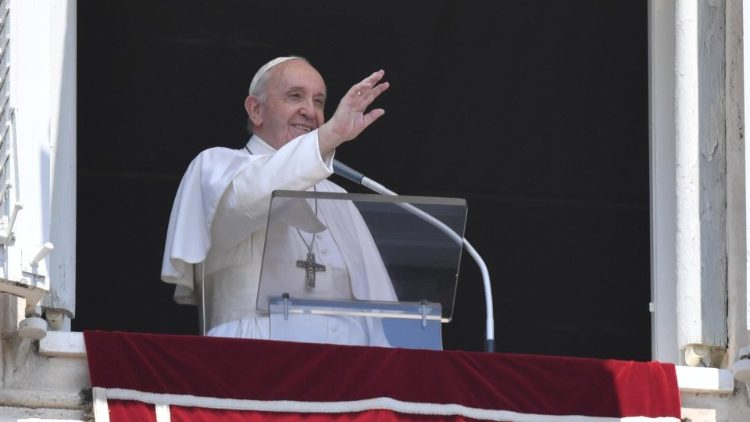 Papa Franjo tijekom molitve Anđeoskog pozdravljenja na Trgu svetoga Petra