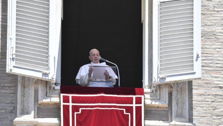 Papa Franjo prije molitve Anđeoskog pozdravljenja na Trgu svetoga Petra