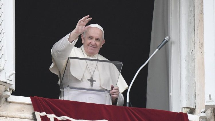 Папа падчас малітвы "Анёл Панскі" у Ватыкане