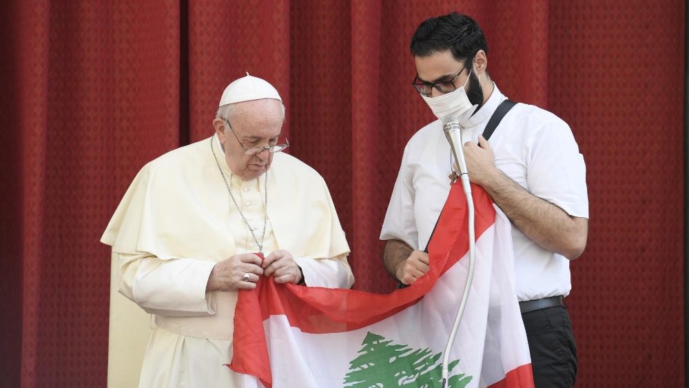 Il Papa prega per il Libano con un giovane sacerdote di Beirut (Udienza generale, 2 settembre 2020)