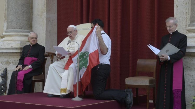 Papež a maronitský kněz