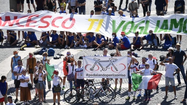 Napis kolesarjev, ki so iz Siene prišli po Vii Francigeni v Rim: Frančišek, radi te imamo.