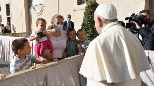 Pápež: Právo na školské vzdelávanie nesmú zotrieť vojnové konflikty 