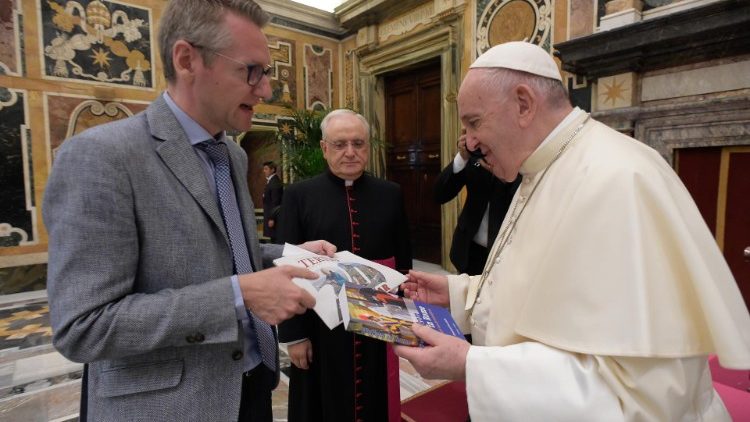 Papež s šéfredaktorem belgického křesťanského týdeníku