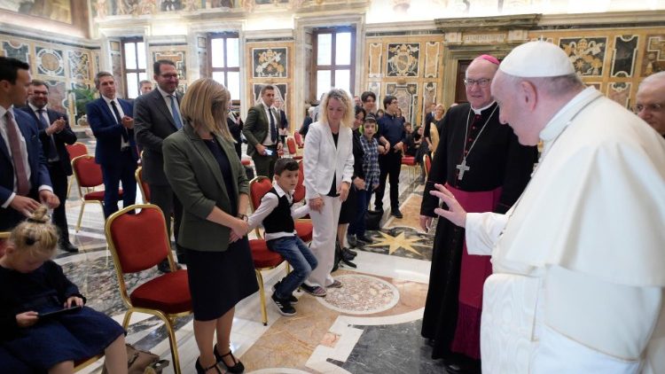 Papa Franjo s djecom i njihovim pratiteljima iz Centra za autizam Sonnenschein; Vatikan, 21. rujna 2020.
