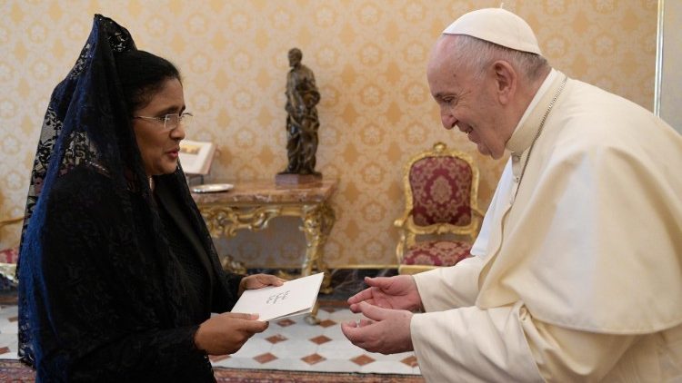 संत पापा फ्राँसिस डोमिनिकन गणराज्य के राजदूत का प्रत्यय पत्र स्वीकार करते हुए