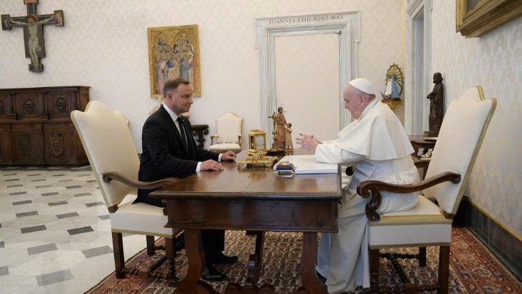 Papež František rozmlouvá s prezidentem Andrzejem Dudou