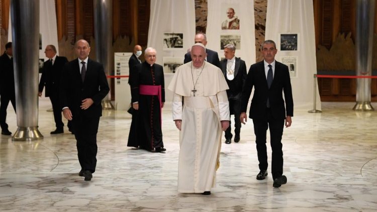 Le Pape François arrive à l'audience en salle Paul VI du Vatican, lundi 28 septembre 2020. 