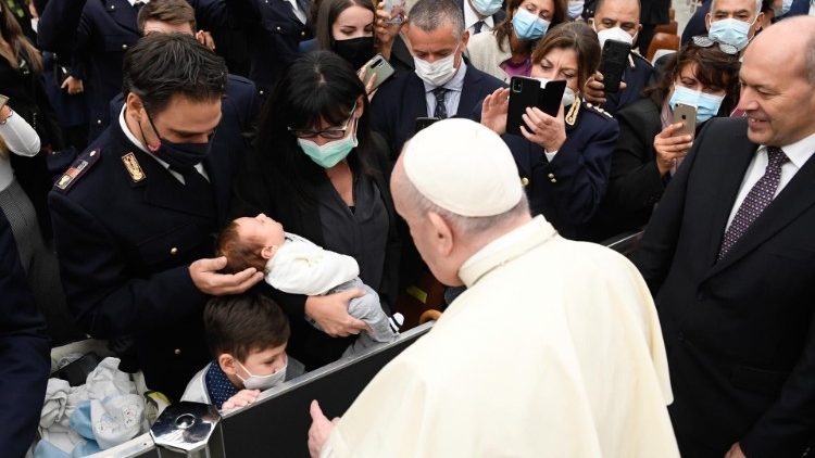 Il Papa tra gli agenti e i loro familiari