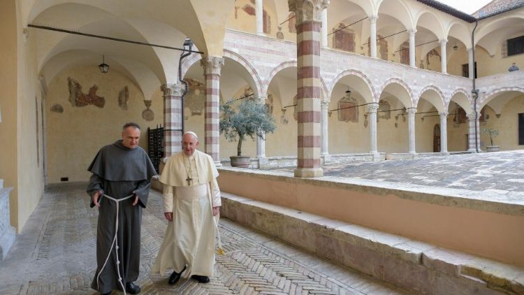 Popiežius Pranciškus ir būsimasis kardinolas br. M. Gambetti Asyžiaus vienuolyne
