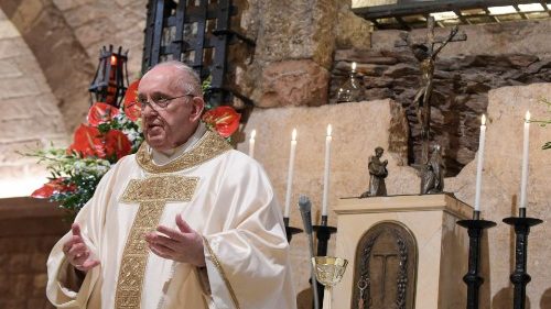 Papst Franziskus mit den Armen in Assisi: Ein konkretes Zeichen