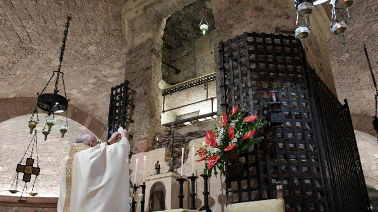 2020.10.03 Celebrazione della Santa Messa e firma dellâ  Enciclica â  Fratelli tuttiâ   alla tomba di San Francesco