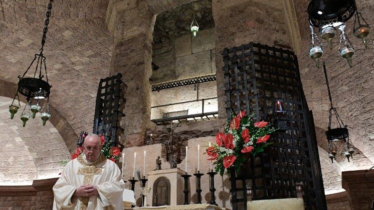 Papst Franziskus feierte am 3.10.2020 in Assisi eine Messe am Grab des heiligen Franziskus