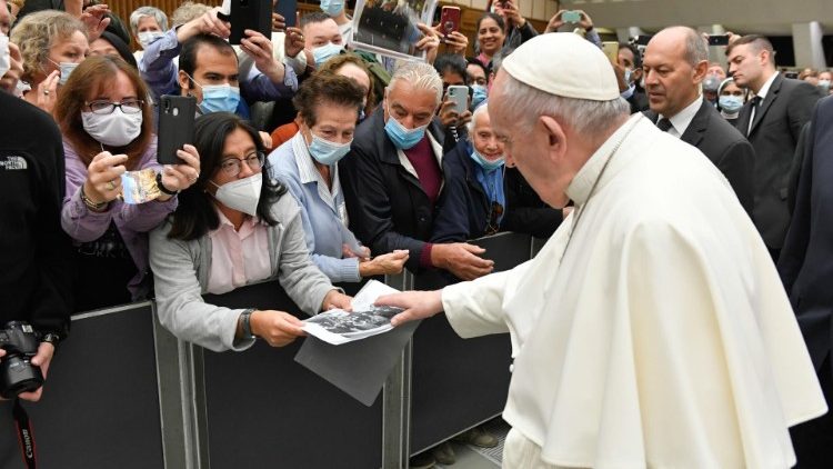Påven Franciskus möter deltagare under den allmänna audiensen 