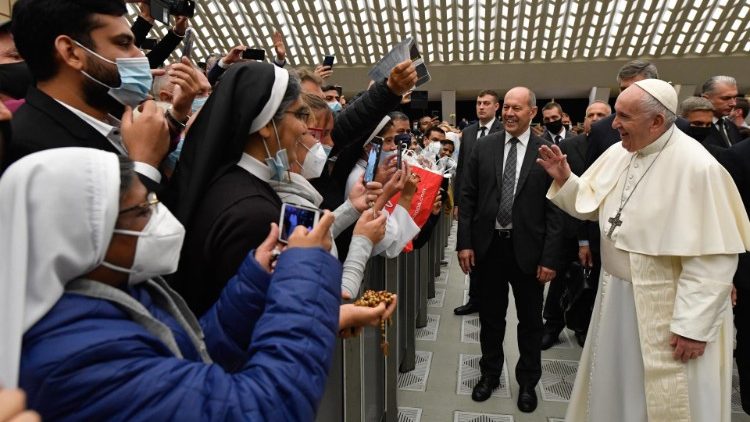 Le Pape saluant les participants à l'audience générale du 7 octobre 2020.