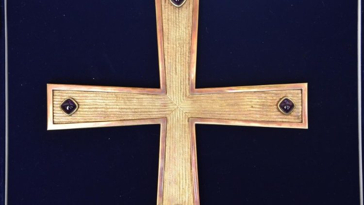 "A mesma cruz, por ocasião deste sétimo centenário, volta a brilhar no lugar que conserva os restos mortais do Poeta"