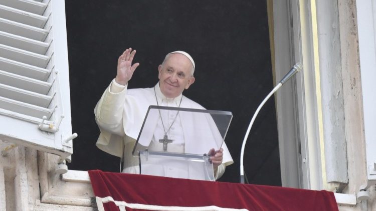 Papa Francisc , la rugăciunea ”Îngerul Domnului” în Piața San Pietro.