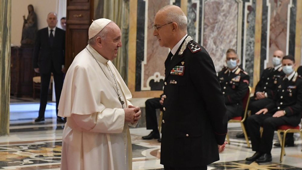Papež Frančišek sprejel v dvorani Klementini v Vatikanu karabinjerje čete »Svetega Petra«