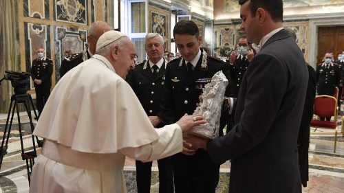 Papst an Polizisten: Helft andren, gute Bürger zu sein