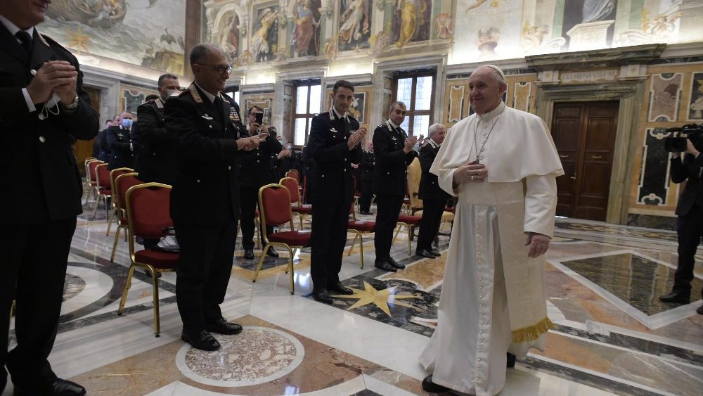 Papež Frančišek sprejel v dvorani Klementini v Vatikanu karabinjerje čete »Svetega Petra«