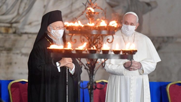 Papa Francisco e o Patriarca Bartolomeu no Encontro Internacional de Oração pela Paz de outubro de 2020