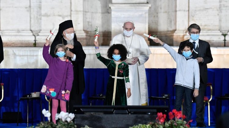 Un grup de copii și liderii religiilor prezintă ”Apelul la pace Roma 2020”.