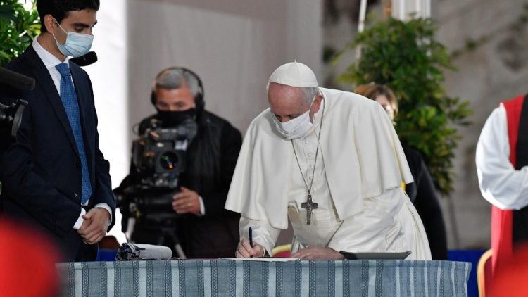 Papež Frančišek podpisuje Apel k miru