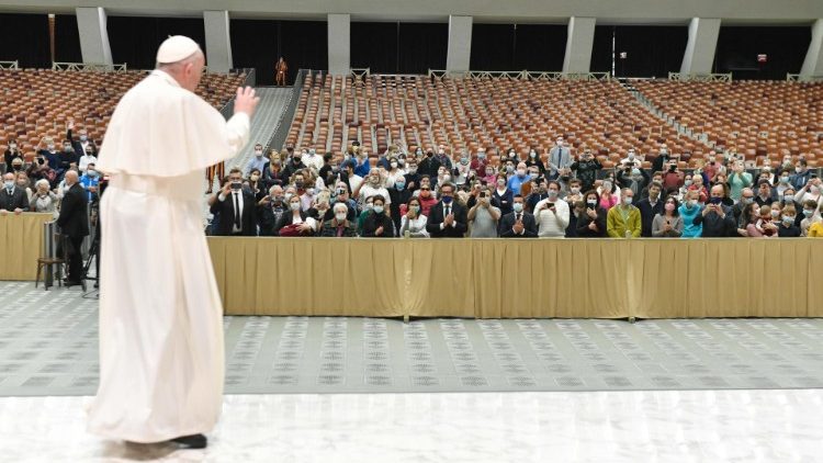 Papa Francisc va relua audiențele generale de miercuri în Biblioteca apartamentului pontifical.