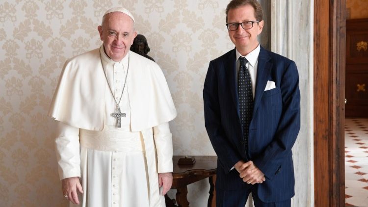 Generálny revízor Alessandro Cassinis Righini  s pápežom Františkom na fotke z roku 2020