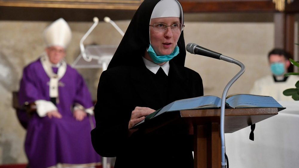 Sestra Arimatea Kiškovská z Kongregácie Božského Vykupiteľa v taliančine predniesla liturgické čítanie