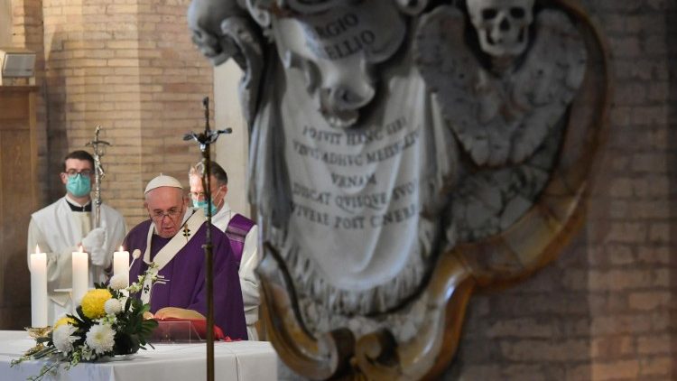 Coronajahr 2020: Papst Franziskus feiert am katholischen Totengedenktag Allerseelen eine Messe in der Kirche des deutschen Friedhofs im Vatikan