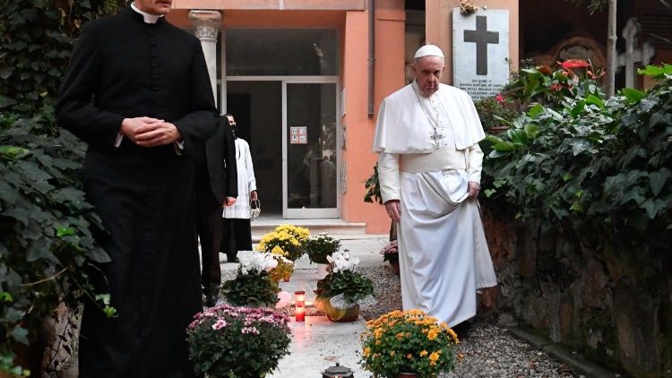 El Santo Padre junto con el Rector del Pontificio Colegio Teutónico visitan el cementerio