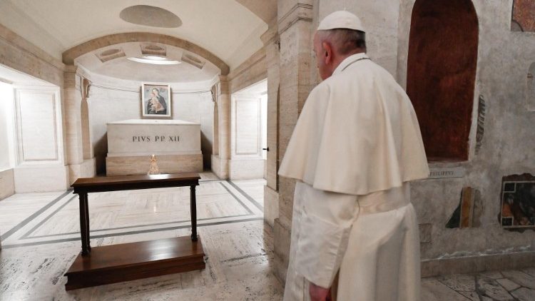 Papež František před náhrobkem Pia XII. ve Vatikánské kryptě