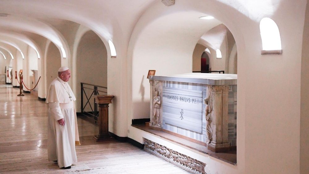 Svätý Otec pri súkromnej návšteve pri hroboch pápežov pod Bazilikou sv. Petra - 2. nov. 2020