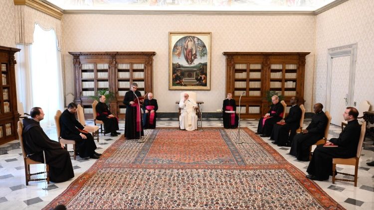 Ferenc pápa az Apostoli Palota könyvtárában tartja meg katekézisét