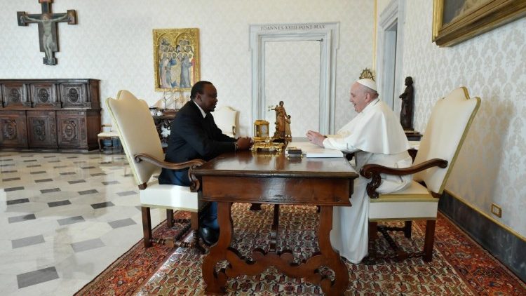 Påven Franciskus i samtal med Kenyas president Uhuru Kenyatta 