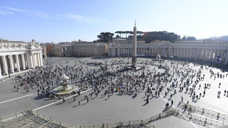 信众聚集圣伯多禄广场与教宗共念三钟经
