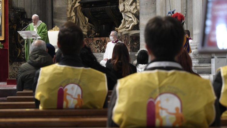 第四届世界穷人日，教宗在圣伯多禄大殿主持弥撒。