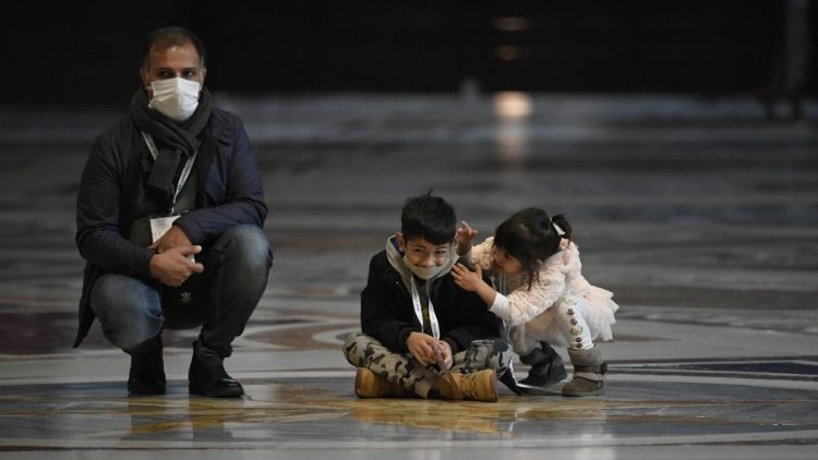 Una famiglia durante la Santa Messa nella Giornata mondiale dei Poveri 2020, nella Basilica di San Pietro