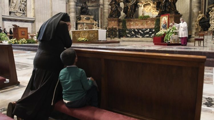 Un'immagine della Santa Messa in San Pietro nella Giornata mondiale dei Poveri dello scorso anno