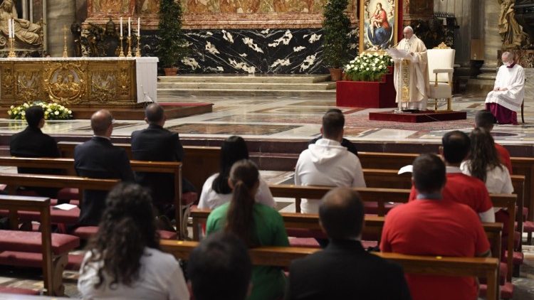 Papa Franjo slavi misu tijekom koje je panamska mladež predala križ Svjetskih dana mladih mladima iz Portugala