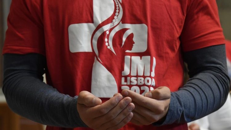 Jovem em oração - JMJ Lisboa 2023